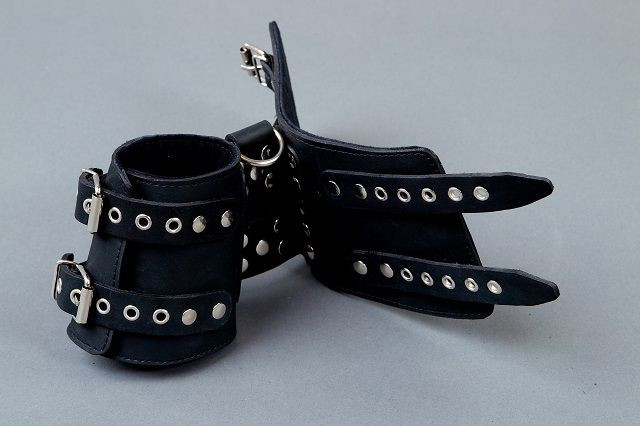 Чёрные кожаные фиксирующие манжеты, Подиум