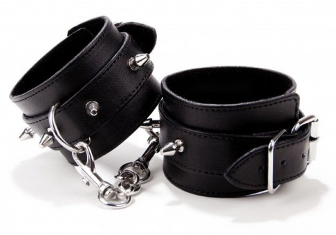 Чёрные кожаные наручники с шипами Spiked Leather Handcuffs, Shots Media BV