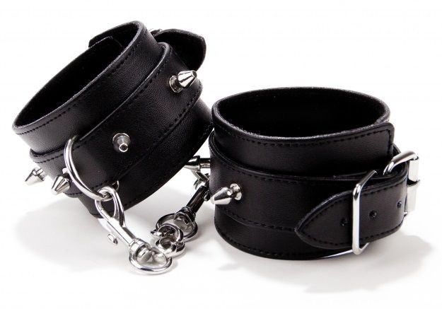 Чёрные кожаные наручники с шипами Spiked Leather Handcuffs, Shots Media BV