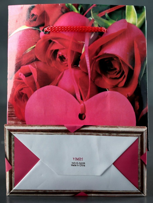 Подарочный пакет Love с розочками и сердечками - 15 х 12 см.