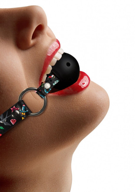 Черный кляп-шарик Breatheable Ball Gag Old School Tattoo Style Черный кляп-шарик Breatheable Ball Gag Old School Tattoo Style