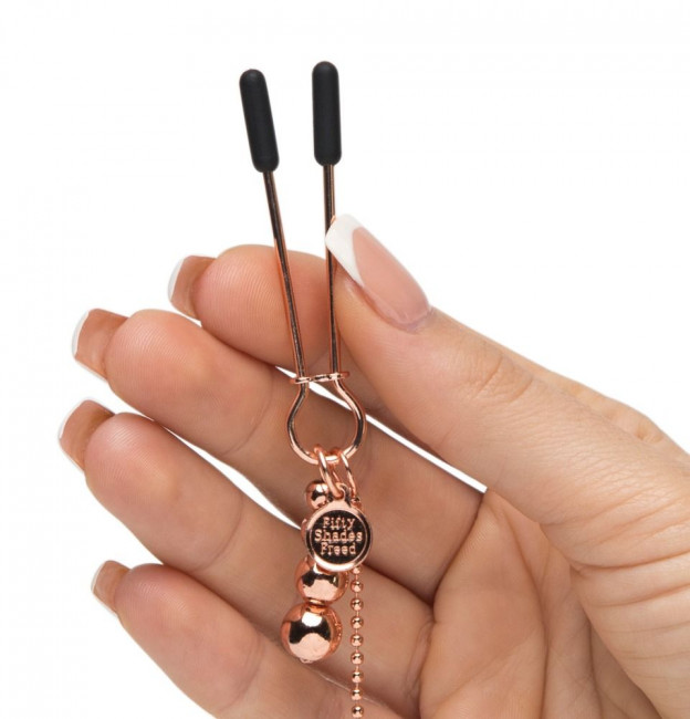 Золотистые зажимы для сосков и клитора All Sensation Nipple and Clitoral Chain, Fifty Shades of Grey Золотистые зажимы для сосков и клитора All Sensation Nipple and Clitoral Chain, Fifty Shades of Grey