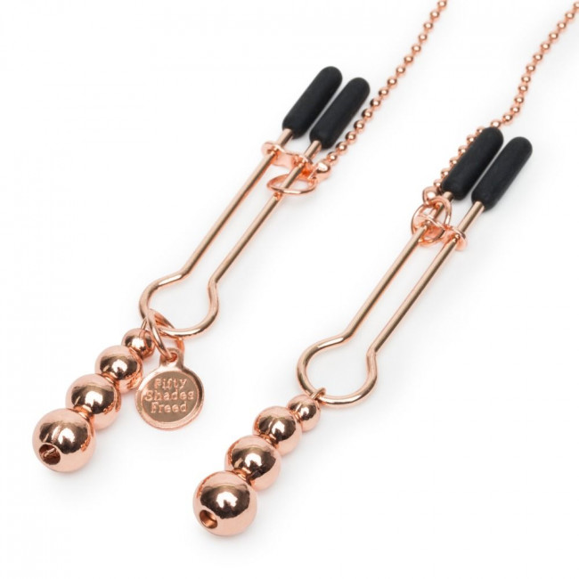 Золотистые зажимы для сосков и клитора All Sensation Nipple and Clitoral Chain, Fifty Shades of Grey Золотистые зажимы для сосков и клитора All Sensation Nipple and Clitoral Chain, Fifty Shades of Grey