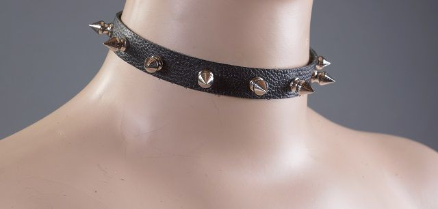 Узкий, декорированный шипами ошейник без подкладки, Подиум