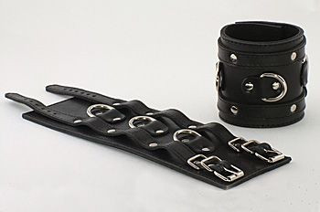 Широкие подшитые наручники с 2 ремешками и 3 сварными D-кольцами, Beastly Широкие подшитые наручники с 2 ремешками и 3 сварными D-кольцами, Beastly