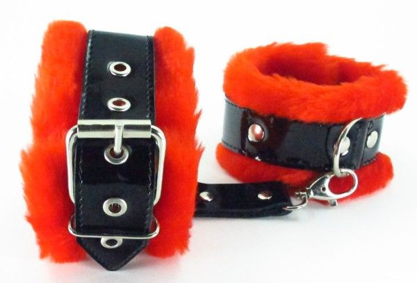 Оковы на ноги с красным мехом BDSM Light, БДСМ Арсенал Оковы на ноги с красным мехом BDSM Light, БДСМ Арсенал