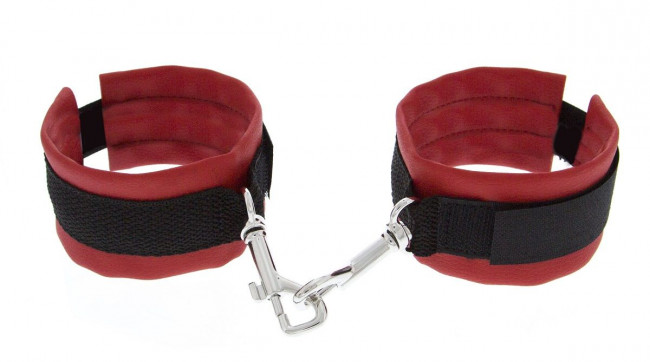 Красно-чёрные полиуретановые наручники Luxurious Handcuffs, Blush Novelties