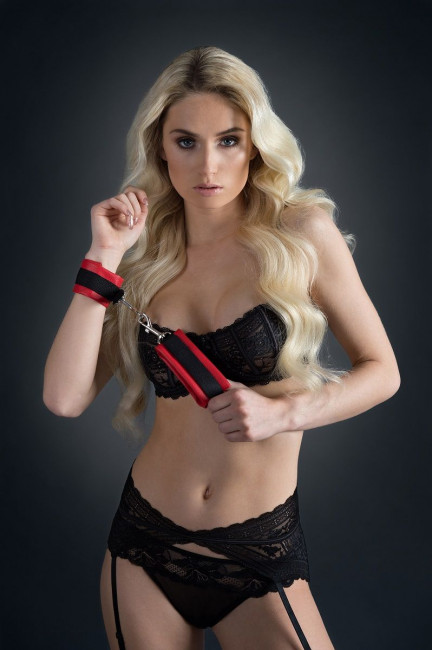 Красно-чёрные полиуретановые наручники Luxurious Handcuffs, Blush Novelties