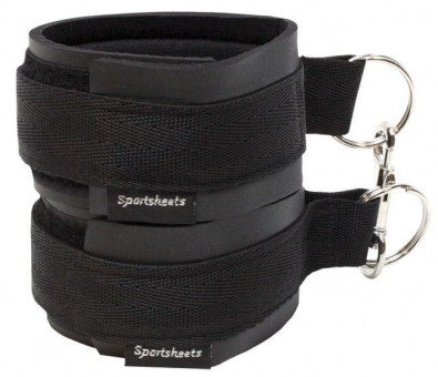 Чёрные манжеты на запястья с соединительным карабином Sports Cuffs, Sportsheets