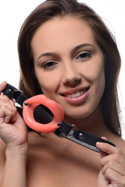 Кляп в форме губ Sissy Mouth Gag, XR Brands Кляп в форме губ Sissy Mouth Gag, XR Brands