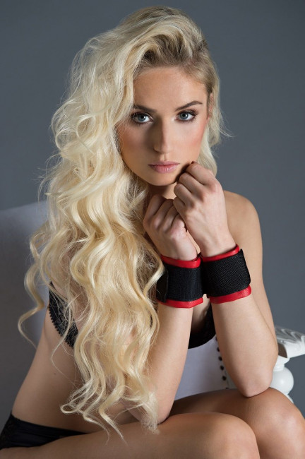 Полиуретановые манжеты для фиксации рук вместе Bound Together Wrist Restraints, Blush Novelties